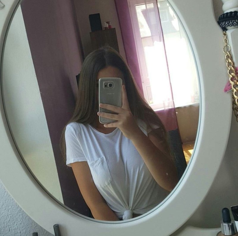 Красивая девушка в зеркале