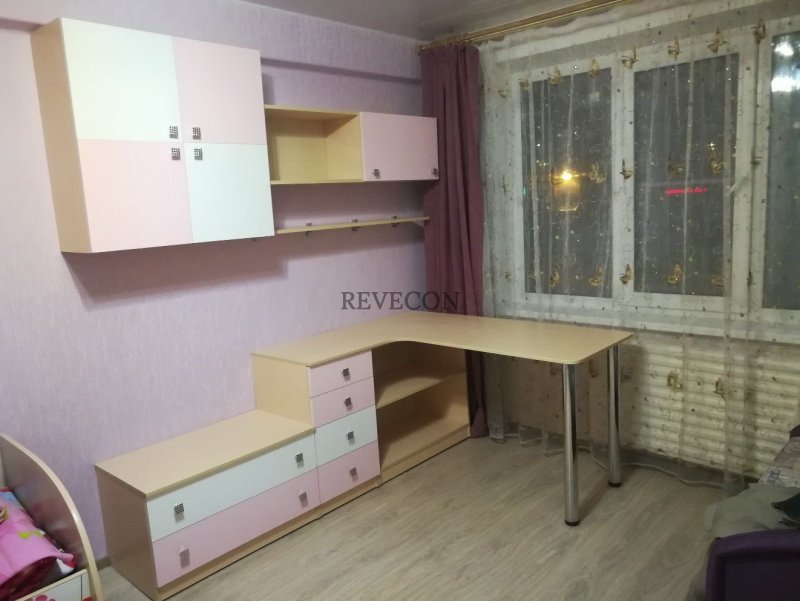 Угловой стол в детскую комнату