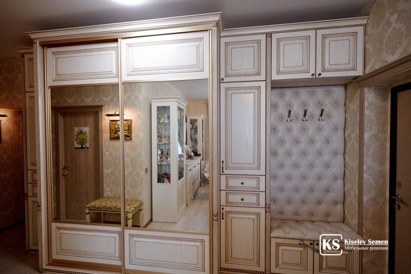 Шкаф купе в классическом стиле в прихожую