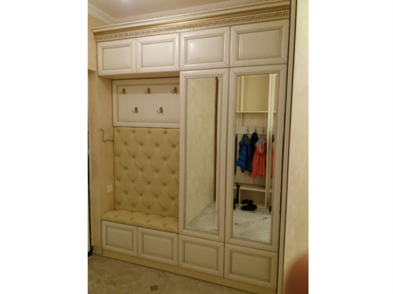 Классический шкаф в прихожую