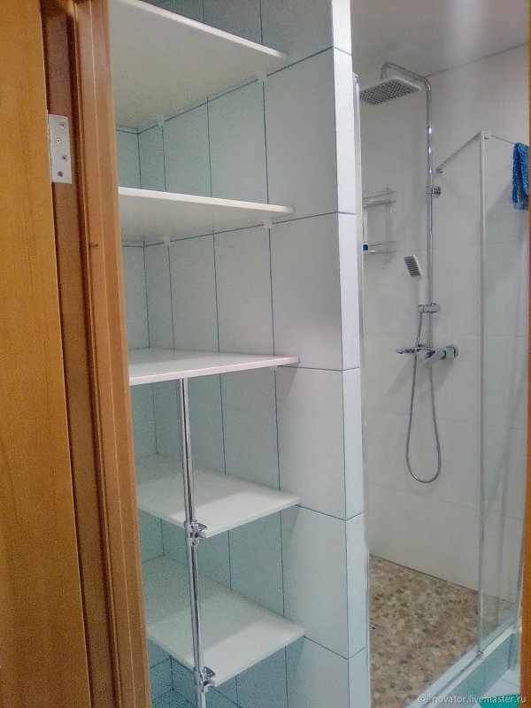 Стиральная машина под раковиной в шкафу