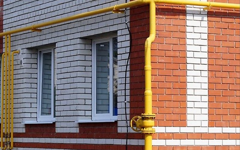 Газовая труба на участке