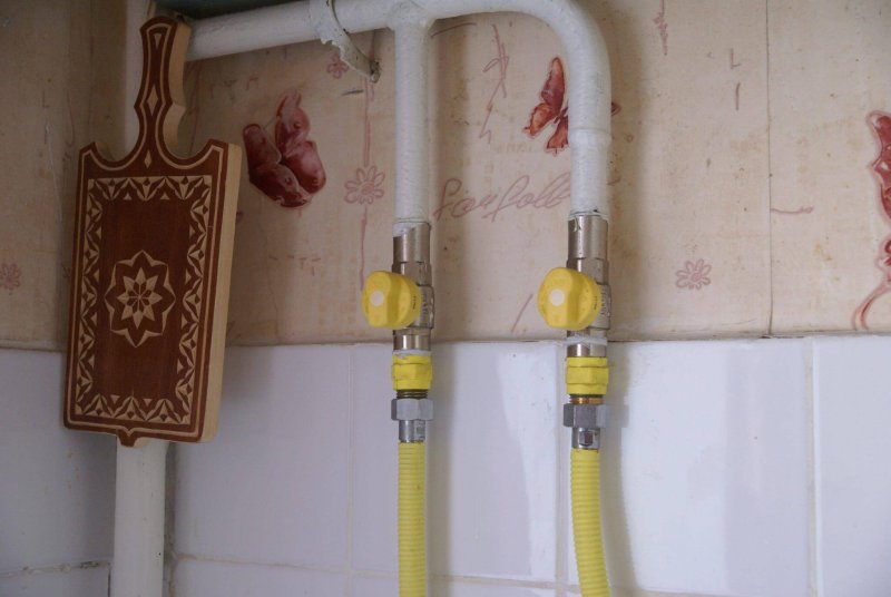 Напольный газовый котел на кухне
