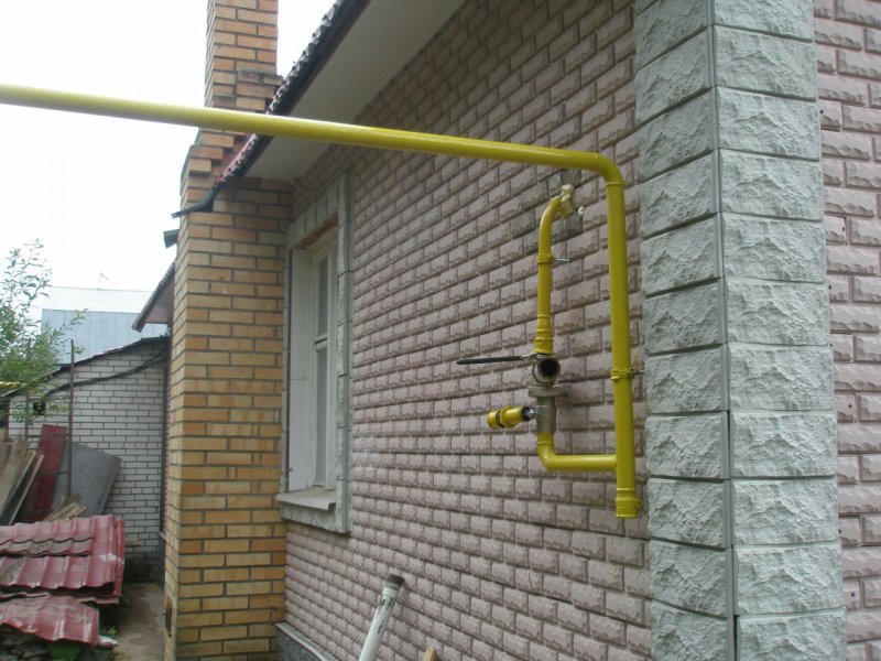 Газовая труба в доме