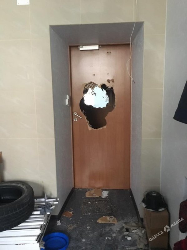 Ворвался в дверь