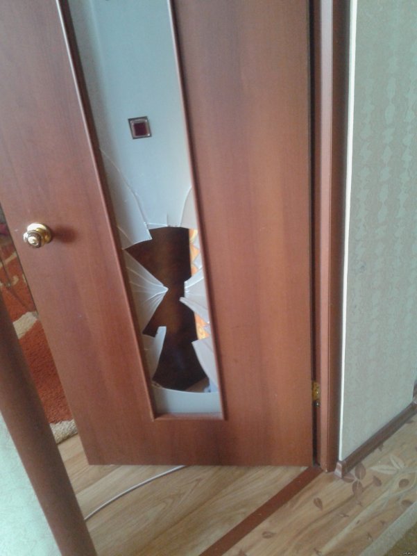 Сломанная дверь