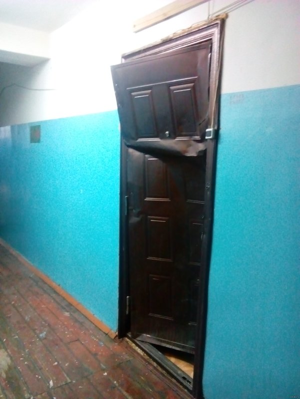 Выломанная дверь в квартиру