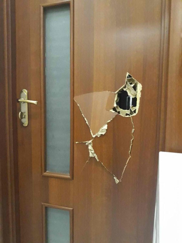 Выломанная дверь