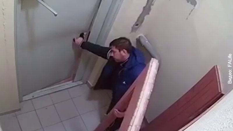 Выломал дверь с ноги замок