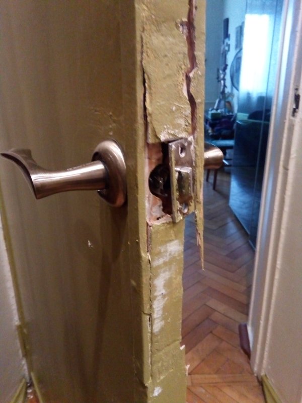 Вышибает дверь