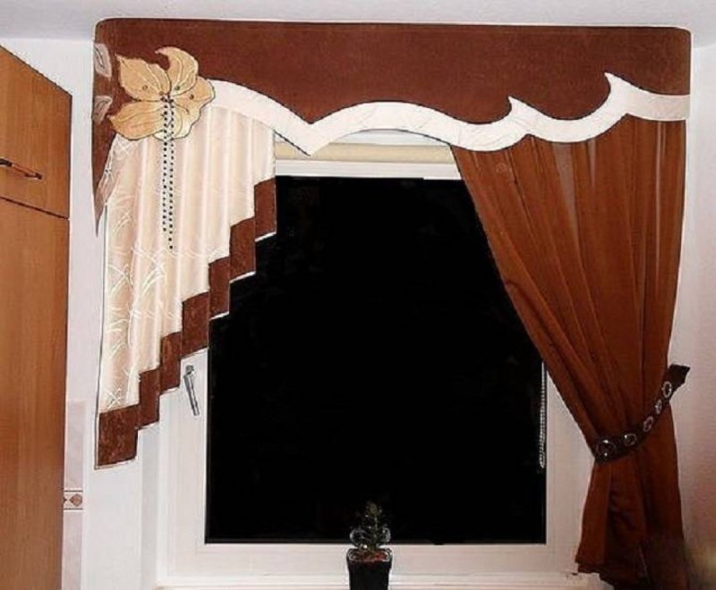 Жесткий ламбрекен