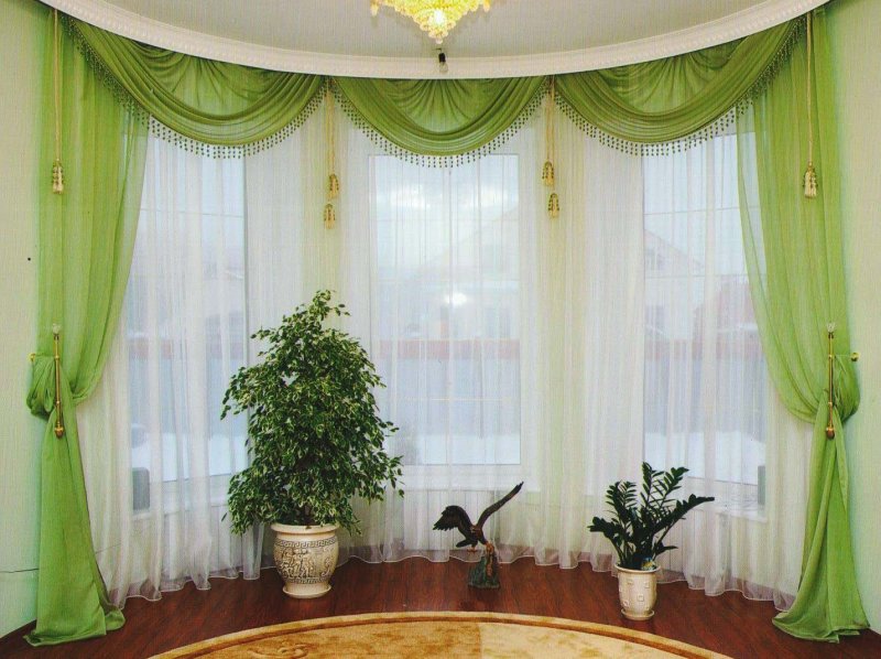 Красные шторы в гостиной