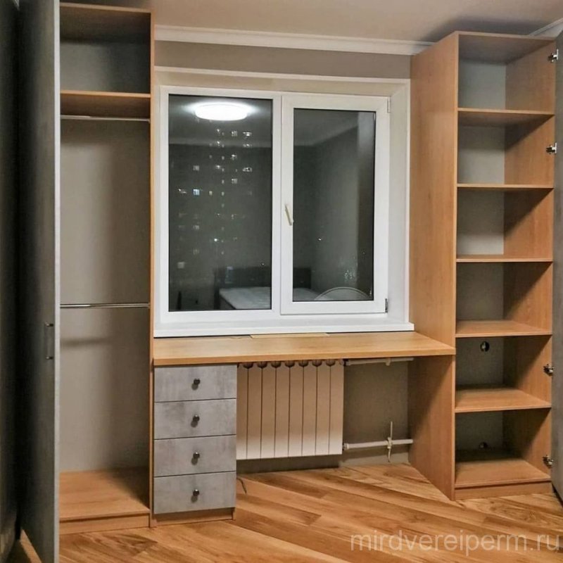 Шкаф у окна в детской со столом