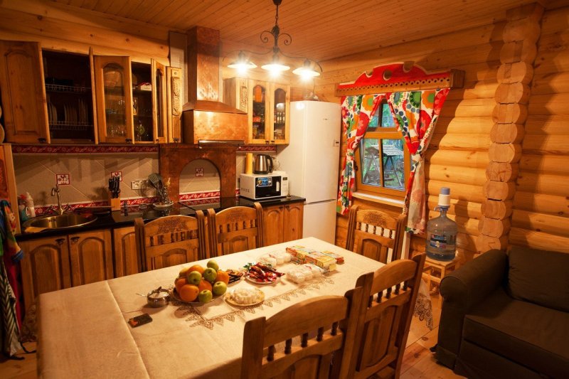 Кухня в деревенском доме с печкой
