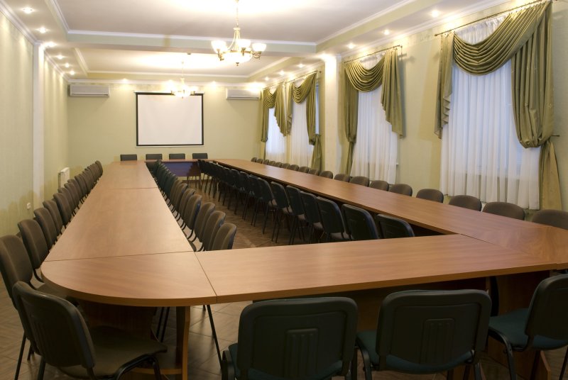Одежда сцены для актового зала школы