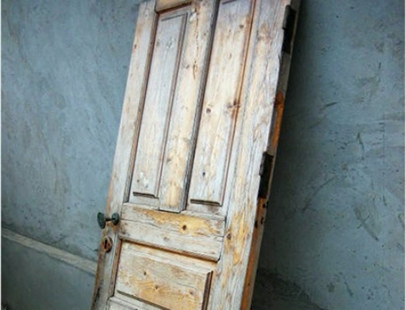 Реставрировать деревянные двери