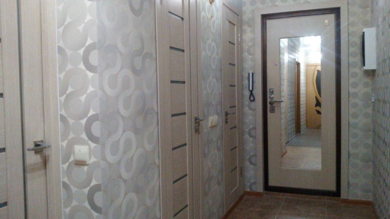 Разные обои в прихожей