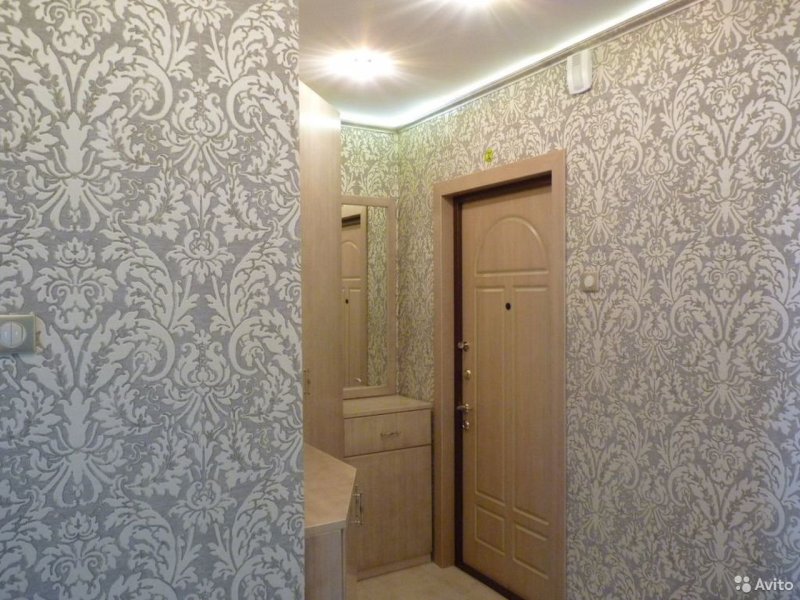Бордовые стены в коридоре