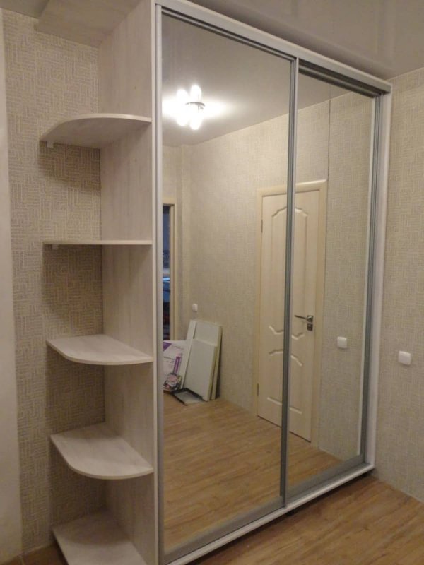 Зеркальный шкаф купе в прихожую