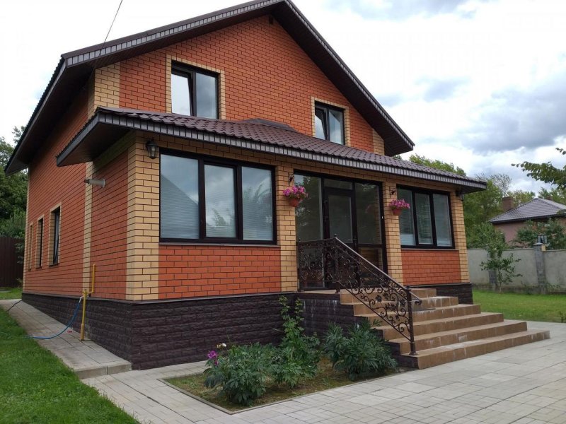 Маленький кирпичный домик на даче