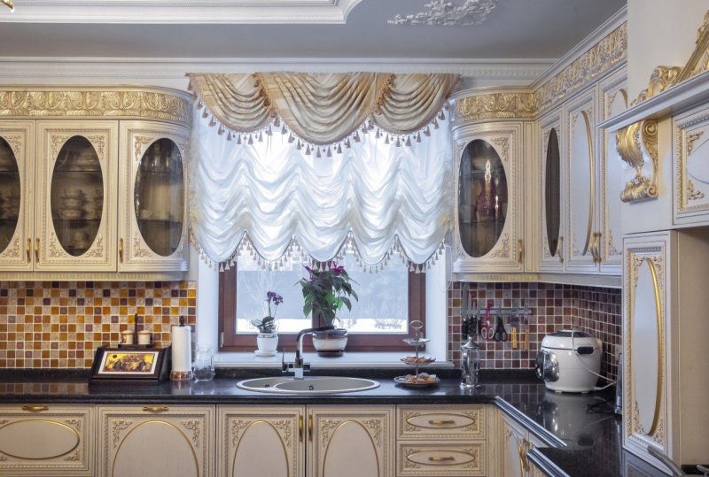 Шторы в классическом интерьере кухни