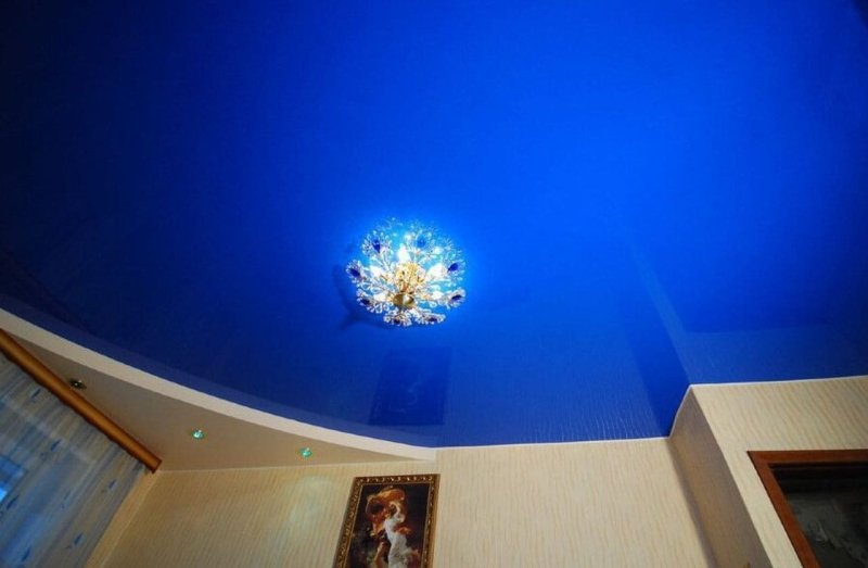 Голубой натяжной потолок