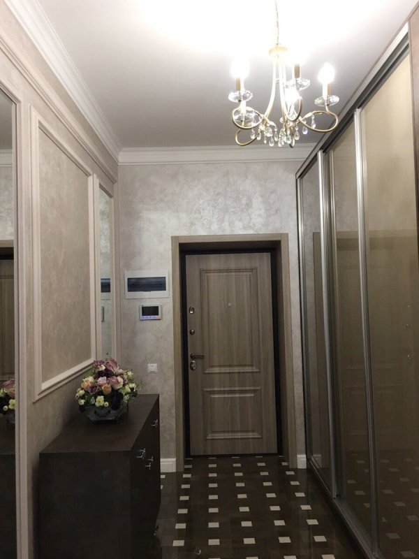 Интерьер прихожей в трехкомнатной квартире