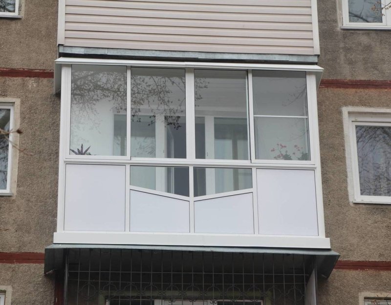Старый застекленный балкон