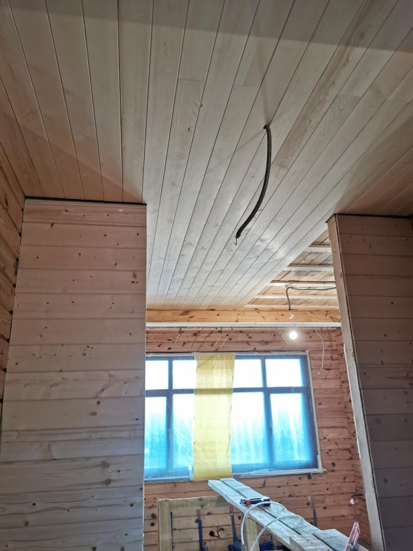 Фальшбрус в интерьере мансарды