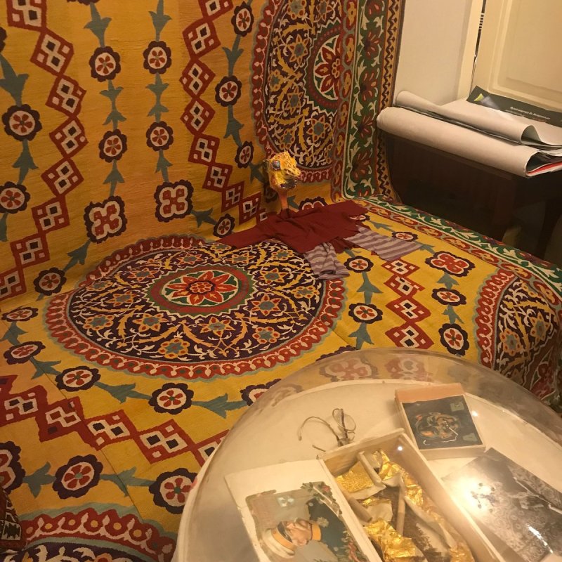 Яркий ковер в интерьере