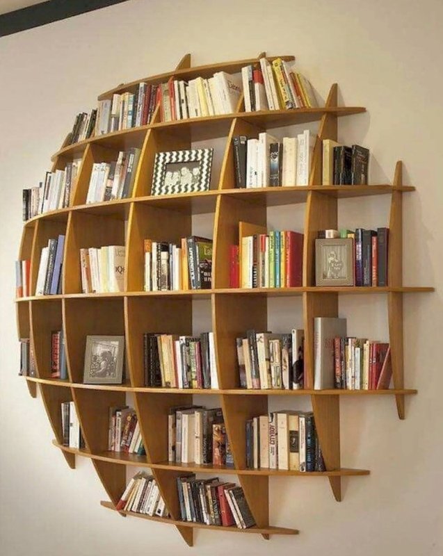 Книжный стеллаж во всю стену