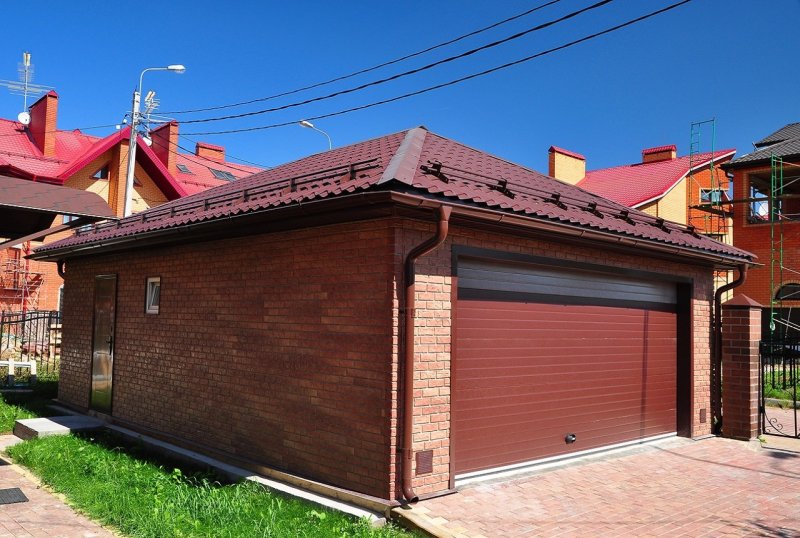 Красивый гараж из кирпича
