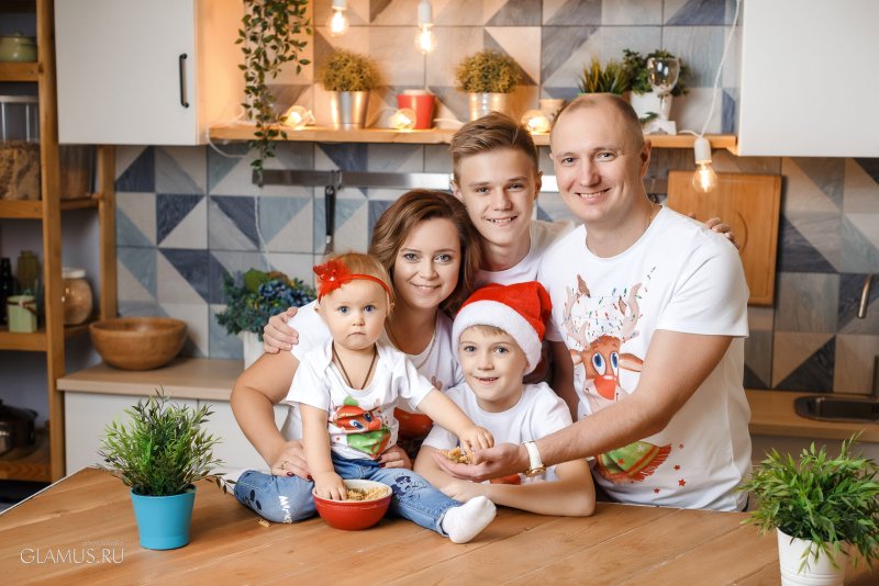 Семейная фотосессия на кухне