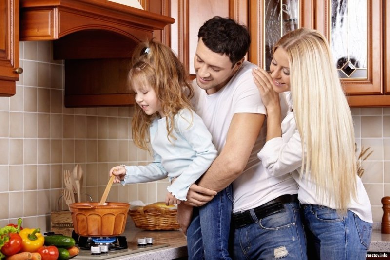 Счастливая семья на кухне