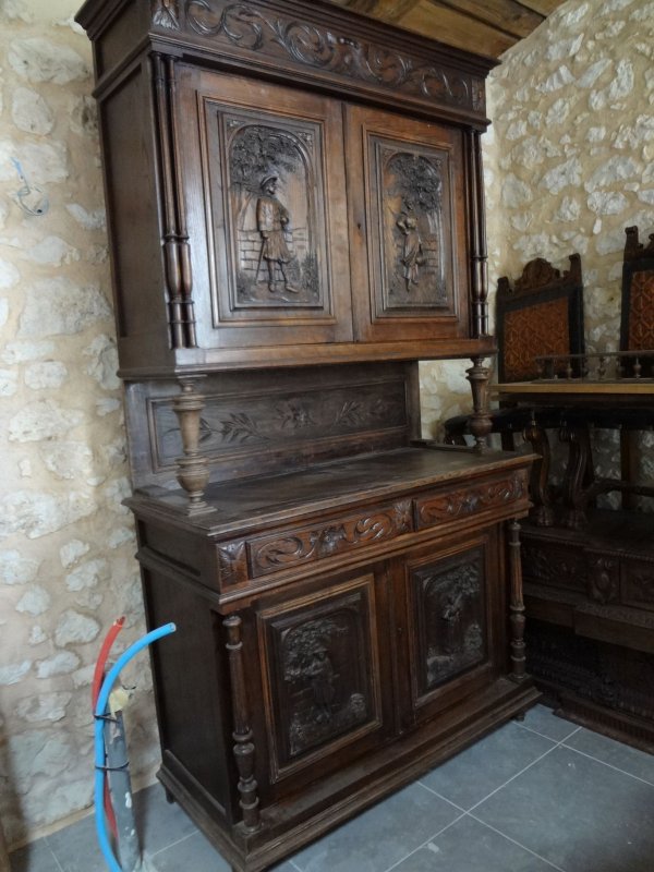 Старинный буфет в интерьере