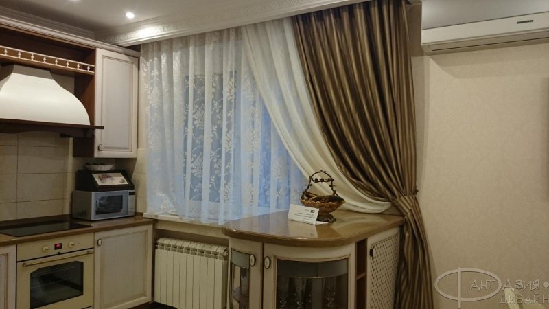 Потолочный карниз и шторы на кухню
