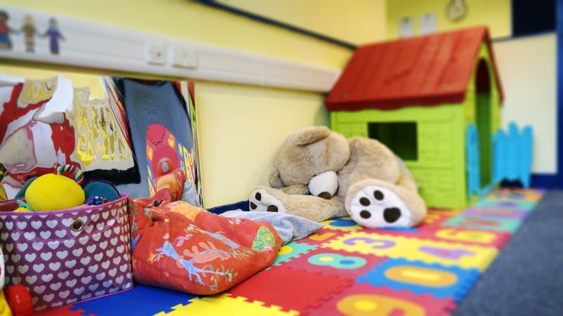Ребенок в комнате с игрушками