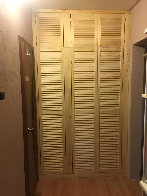 Белый шкаф с жалюзийными дверцами