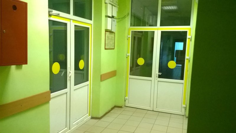 Желтый круг на двери для слабовидящих