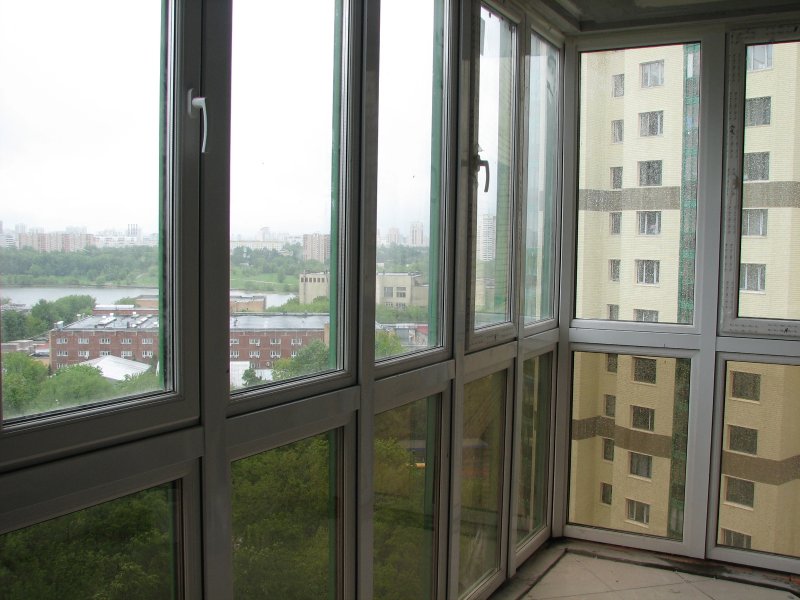 Французское остекление балкона Рехау
