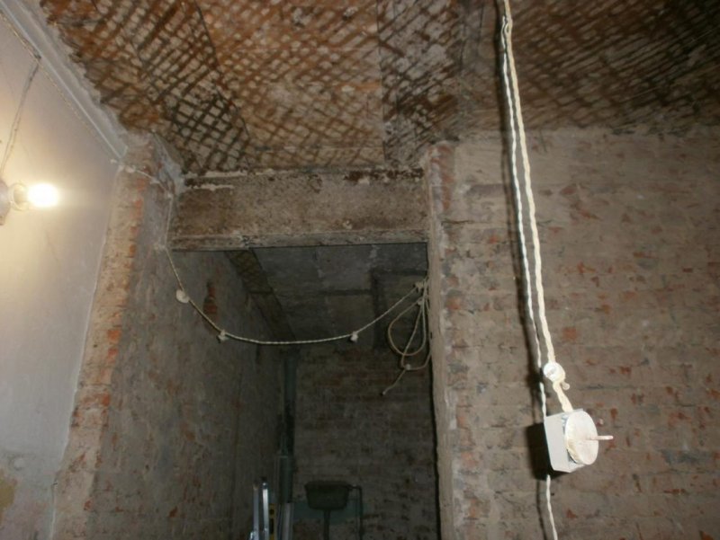 Кирпич и лепнина в интерьере