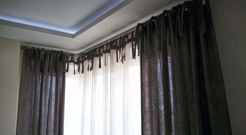 Черный карниз в интерьере кухни