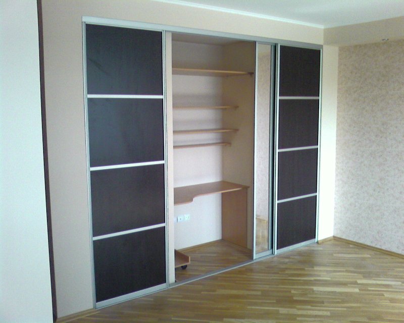 Шкаф купе со встроенным столом