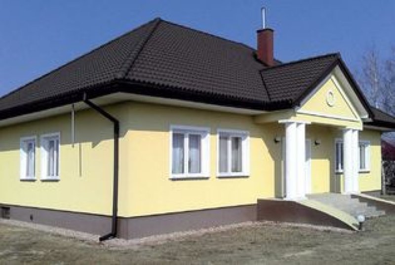 Желтый дом с коричневой крышей