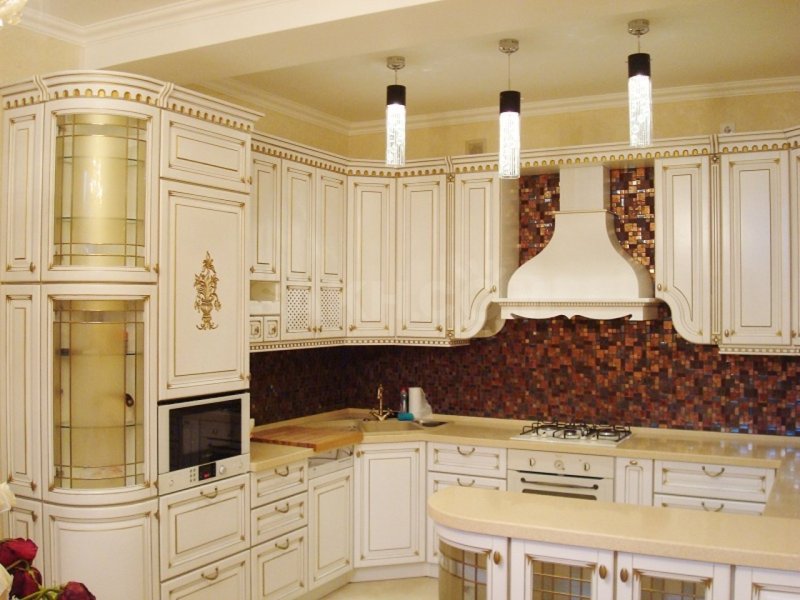 Кухня классика с золотой патиной