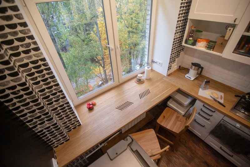 Стол у окна с полками