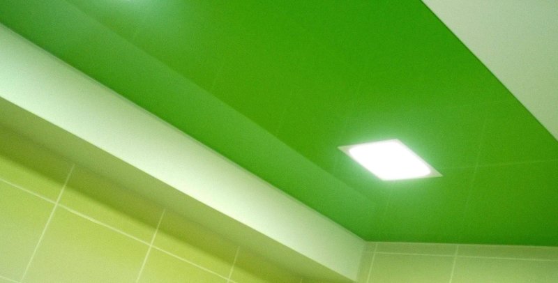 Красный натяжной потолок