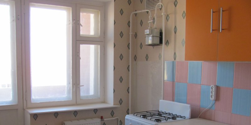 Шкафчик в кухню на газовую трубу