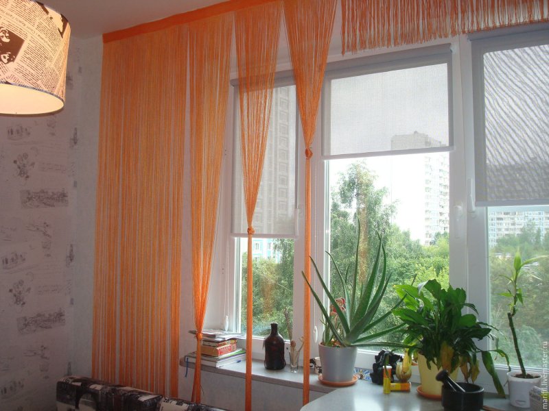 Шторы на оранжевую кухню с балконной дверью
