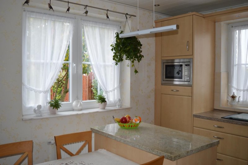 Шторы на кухню до столешницы